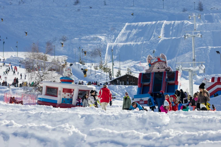 Prato Nevoso Village sulla neve con giochi e strutture per bambini.
