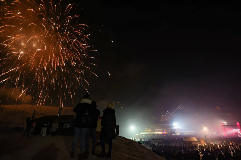 Fuochi d’artificio e pubblico nella Conca durante la festa di Capodanno.